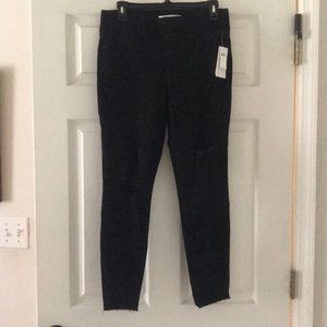 Black distressed jeggings 🌻